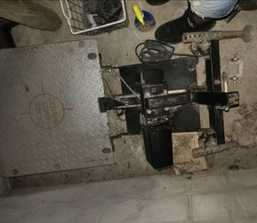 Electric wheelchair lift