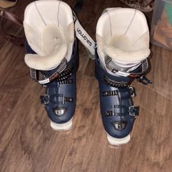 Size 8 Women’s Salomon Ski Boots