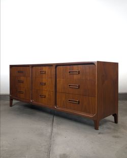 Vintage Mid Century Modern Walnut 9-Drawer Lowboy Dresser by Widdicomb, c1960s