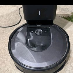 iRotot Roomba i7 (7550)  self -emptying  Robot Vacuum  With Chargin Base