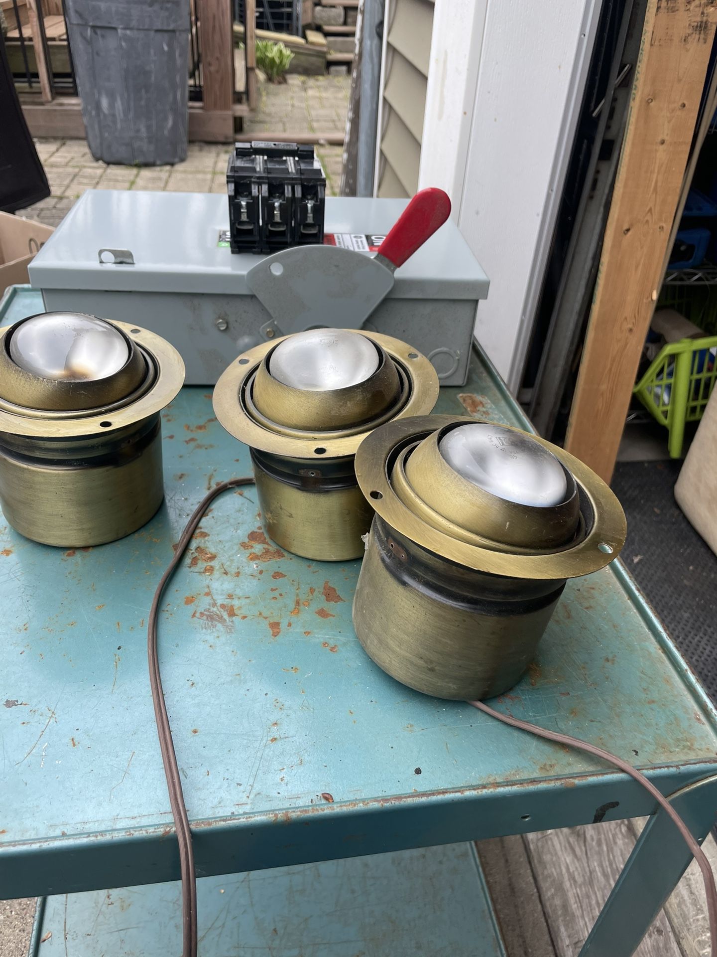 3 Recessed Cabinet Lights that rotate around w/plug in, 4 inch incert base, 5 inch frame, $15 total