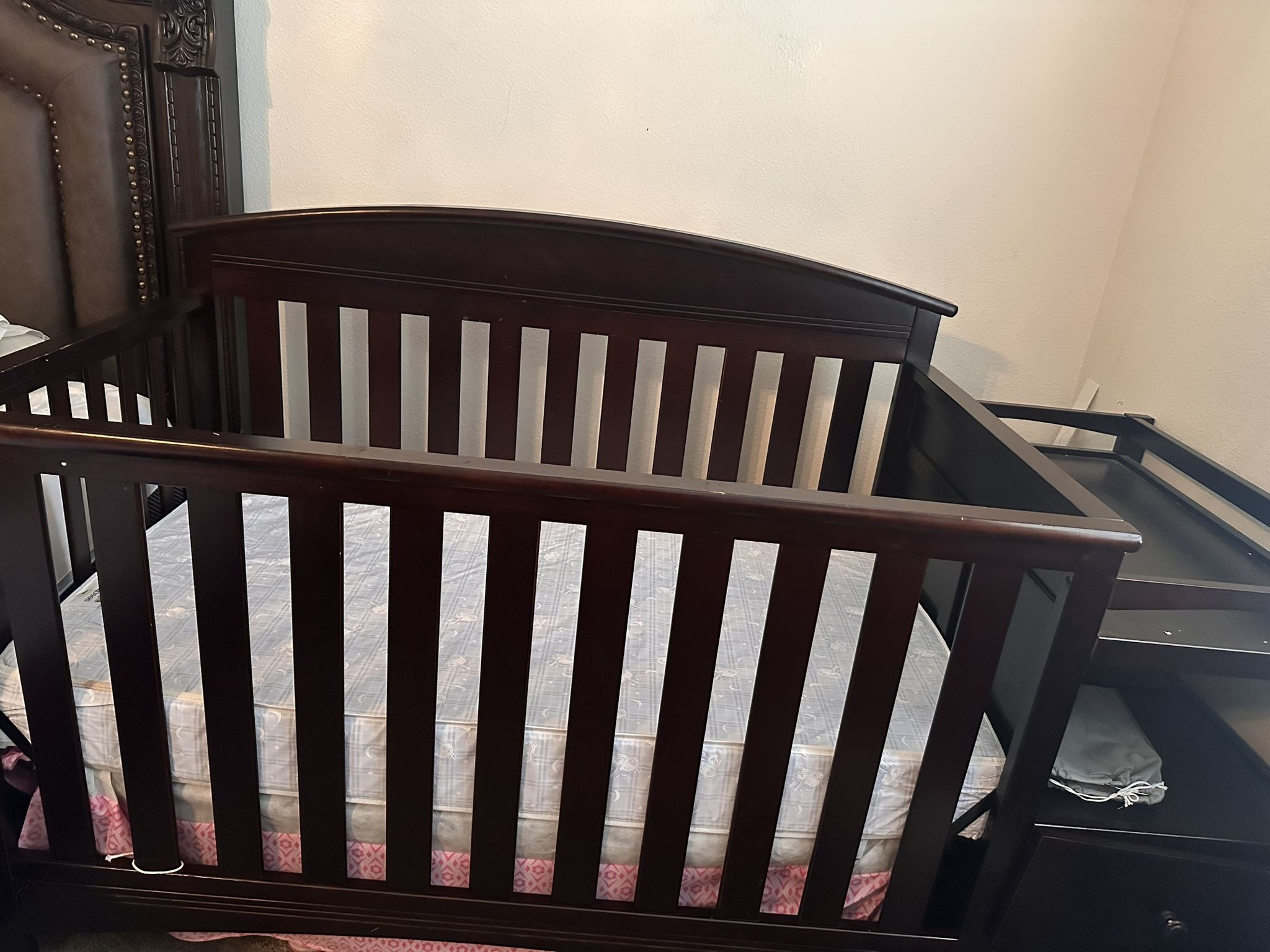 Selling Barely Used Delta Children Abby Convertible Baby Crib And Changer