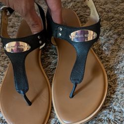 Michael Kors Plate Thong flat sandal in Black leather
Size 6M