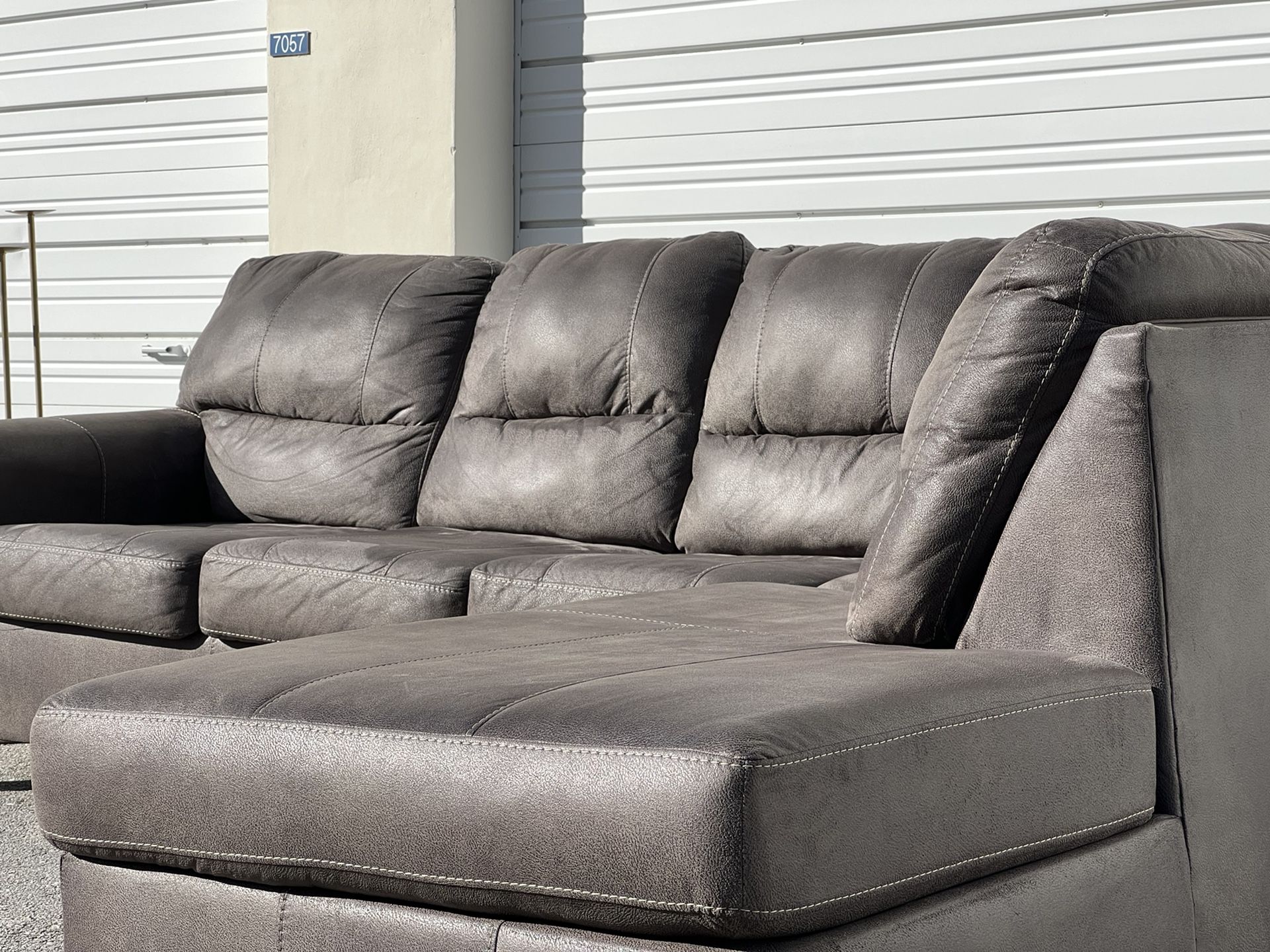 MODERN GRAY SECTIONAL LSHAPE COUCH SOFA IN EXCELLENT CONDITION LIKE