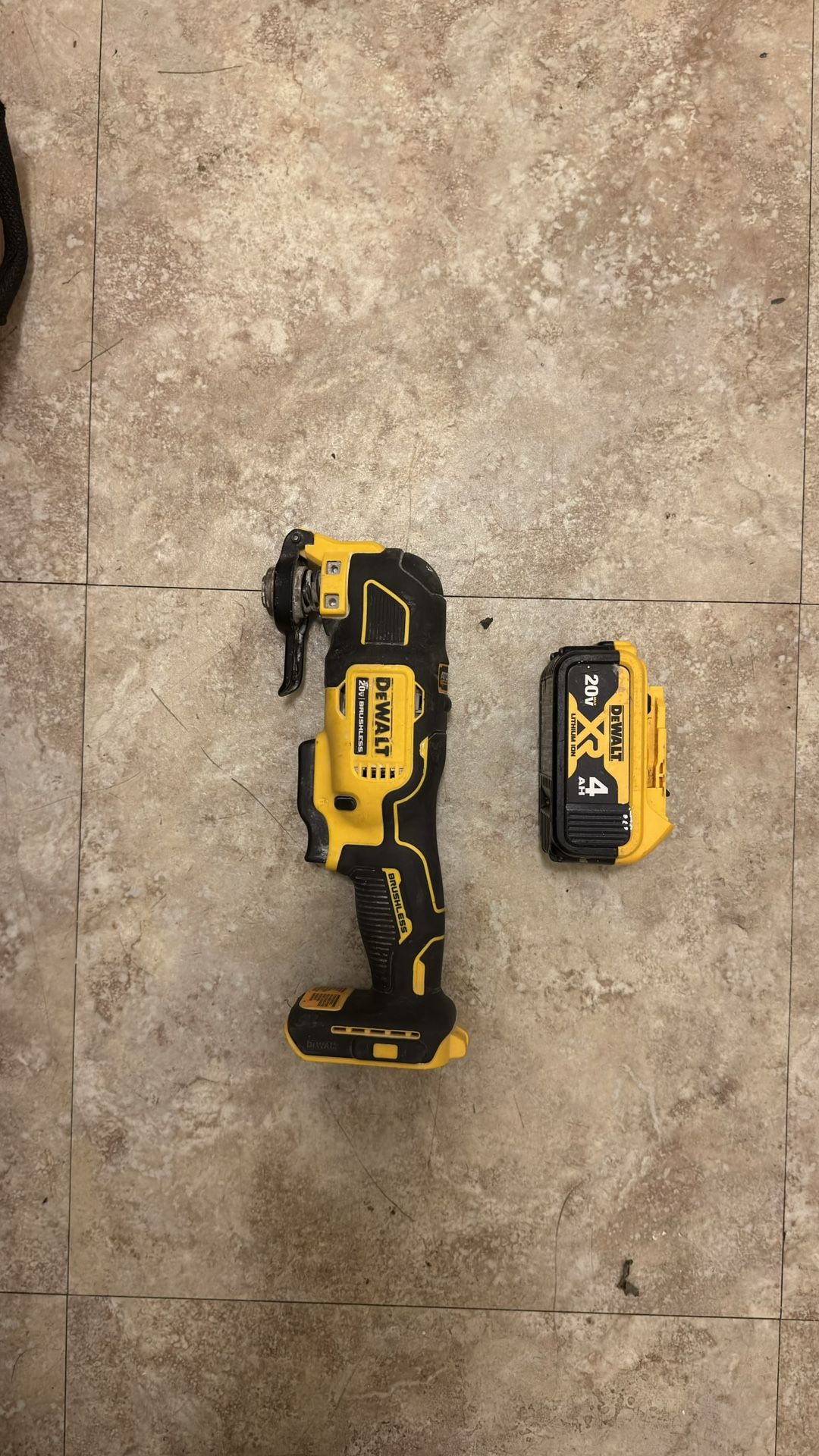 ATOMIC 20V MAX Lithium-Ion Cordless Brushless Oscillating Multi Tool with 20V MAX Premium Lithium-Ion 4.0Ah Battery Pack