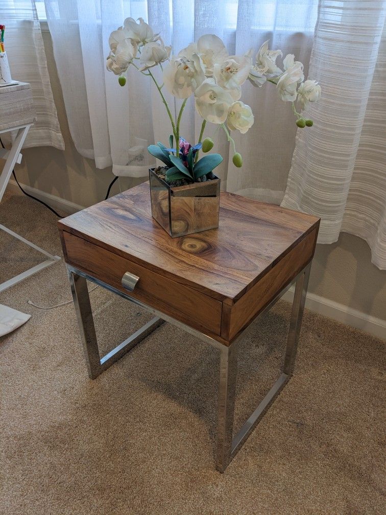 Beautiful End Table Like New!