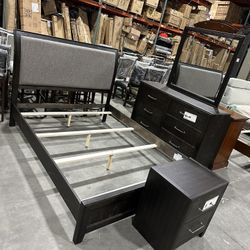 🔥 Bedroom Set – Great Deal 🔥  Beautiful 4-Piece Bedroom Set in dark finish.
