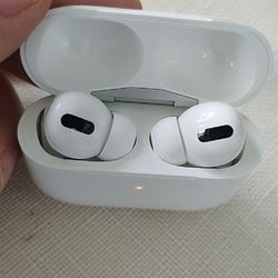 Apple 3 headphones are brand new and unopened
