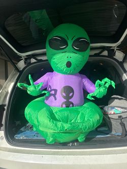Alien Trunk or Treat Inflatable with Candy Bowl (12V Car Plug) – Open Box / Cash Only