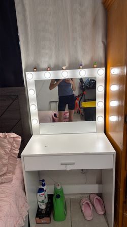 Beautiful White Makeup Vanity with Lighted Hollywood Mirror – $50