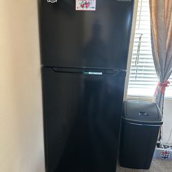 Insignia Refrigerator (black)