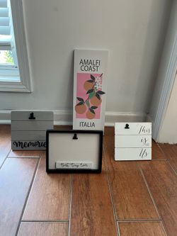 DECORATIVE WALL ARTSET • LIKE NEW