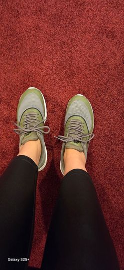 NIKE SNEAKERS  SIZE 7.5 $25