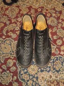 Black Leather Low-Top Shoes with Side Zipper GREKS