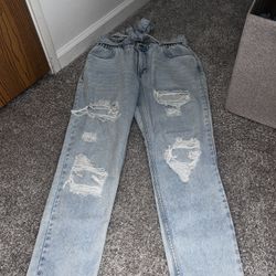Light Wash Ripped Mom Jeans – Relaxed Fit (Size XL)