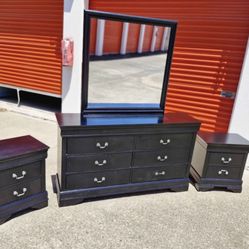 4 Pcs Set 2 Night Stand 1 Dresser 1 Mirror For Sale In Good Condition Delivery Also Available  With Extra Fee.
