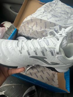Indoor soccer shoes