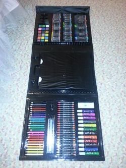 New tri folder crayon set