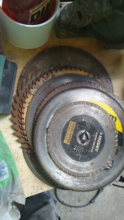 Assorted saw blades