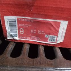 NIKE SIZE 9 Brand New In Box 