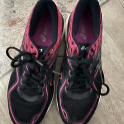 Lightly Used Women’s Tennis Shoes 