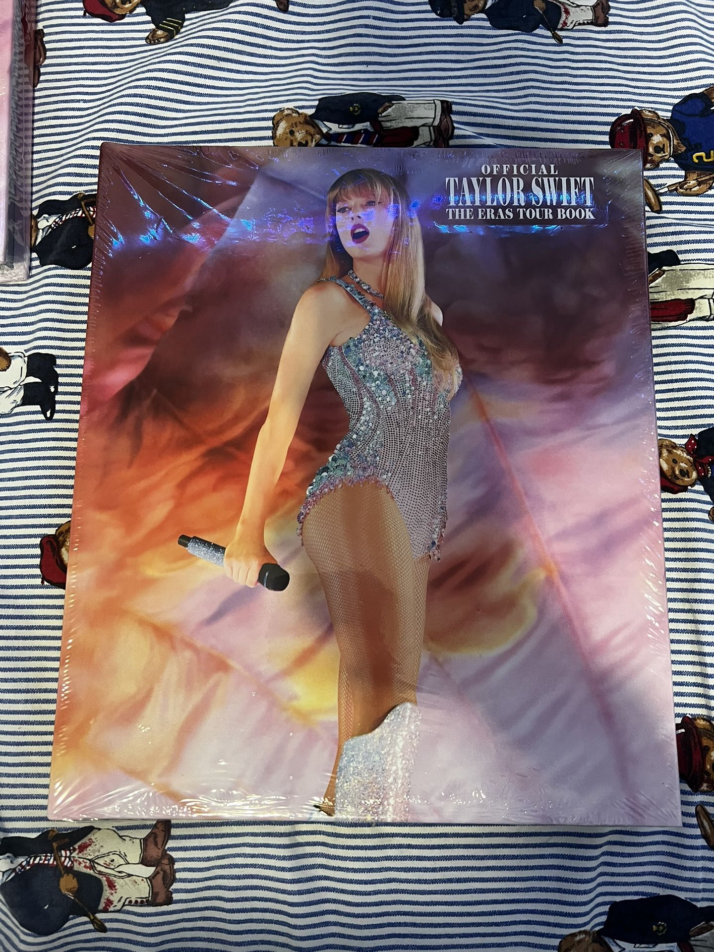 TAYLOR SWIFT THE ERAS TOUR BOOK