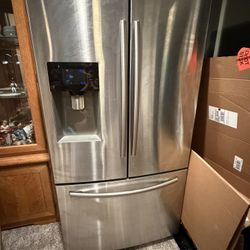 Like New Samsung French Door Fridge | 25.6 cu. ft., Water/Ice Dispenser | hRF263TEAESR