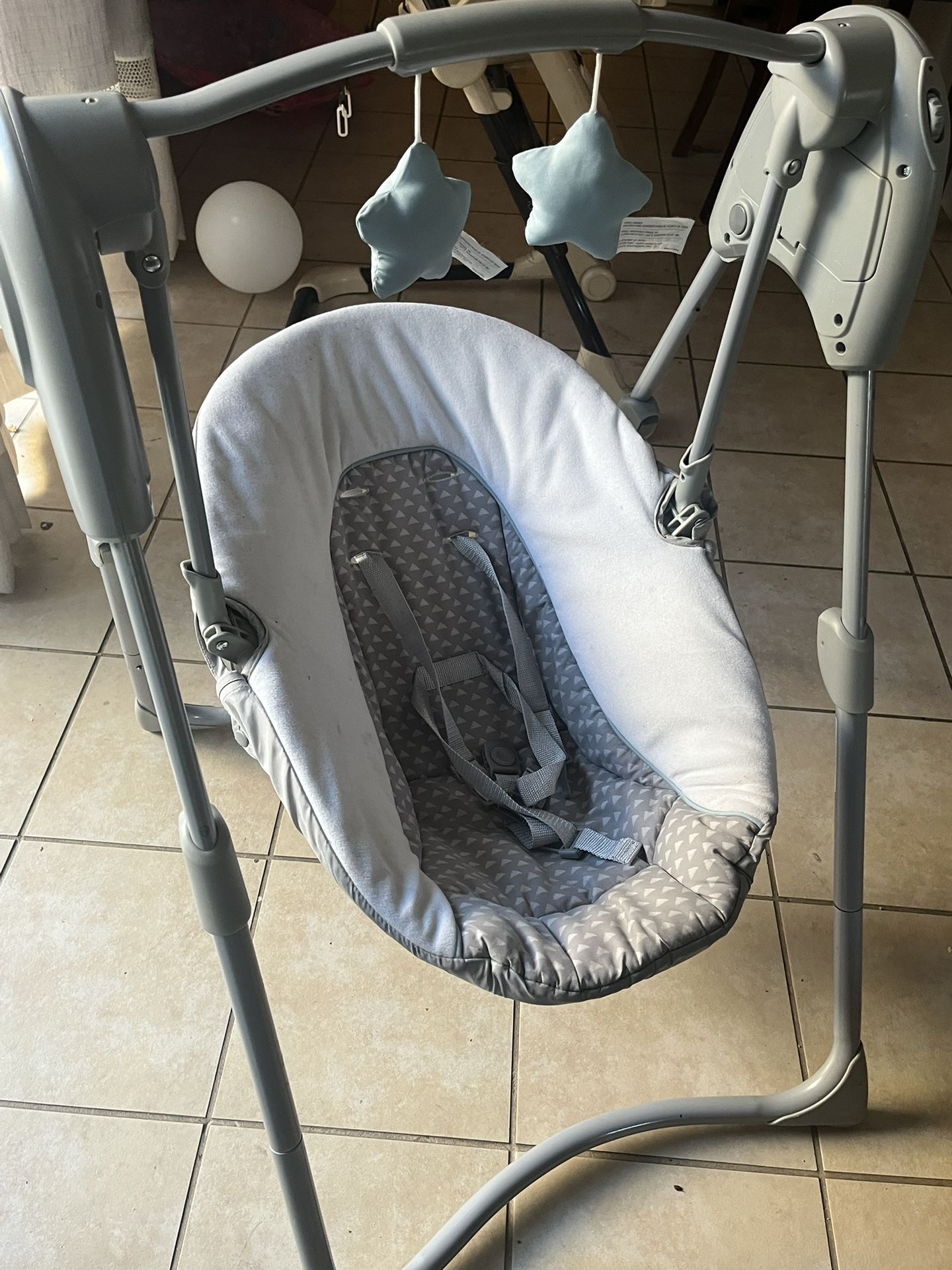 Graco Compact Baby Swing Slim Spaces 