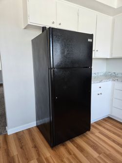 Frigidaire Black Top-Freezer Refrigerator – Clean & Great Condition