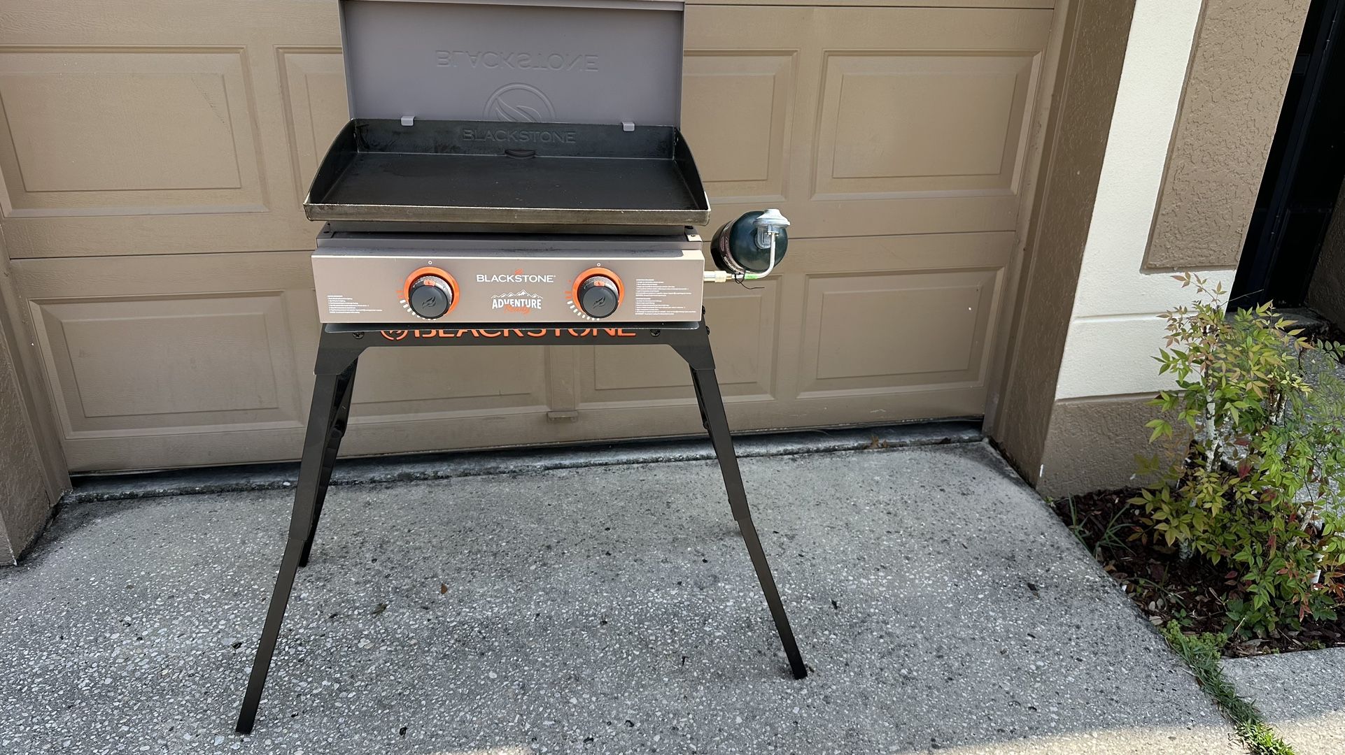 Blackstone Adventure Ready 2-Burner 22" Propane Griddle with Stand & Blackstone Pizza Oven Conversion Kit for 22" Griddles Tailgating Outdoor Camping