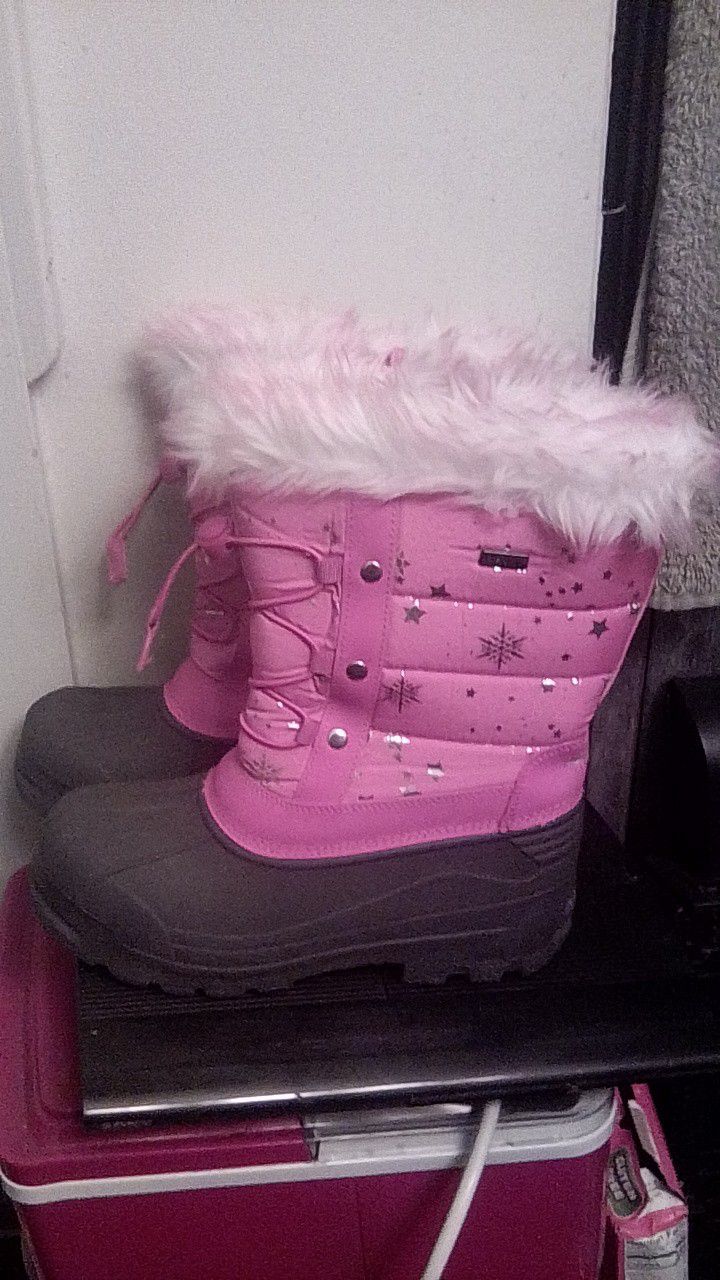 !! Girls Snow Boots Size 4