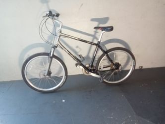 BICYCLE GIANT 21 SPEED SIZE 26 BRAND NEW