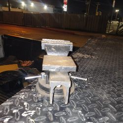 Tornillo de Banco BESSEY de [11]" - Base Giratoria y Yunque