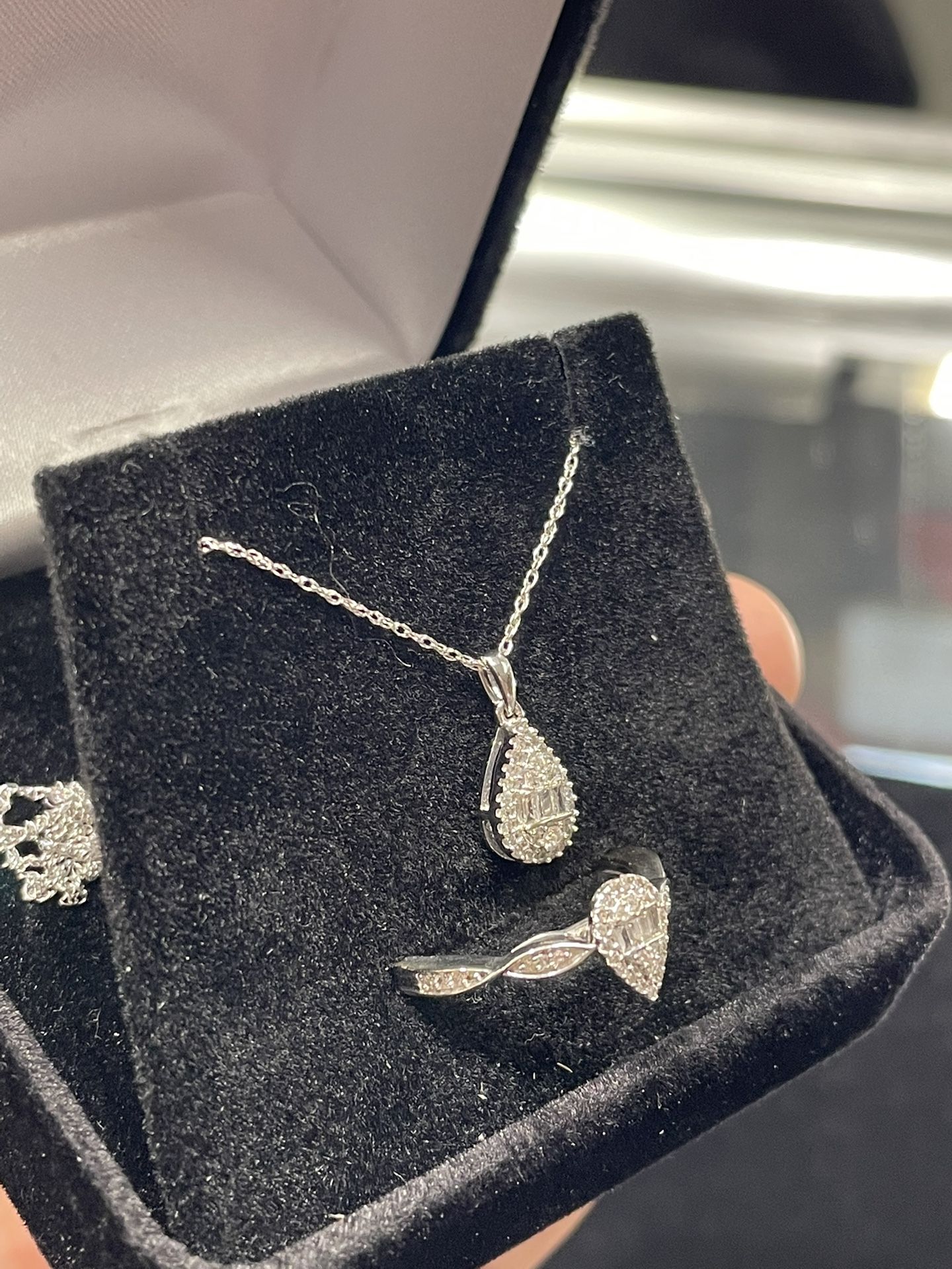 White Gold Pear Shape Ring With Matching Día Pendent