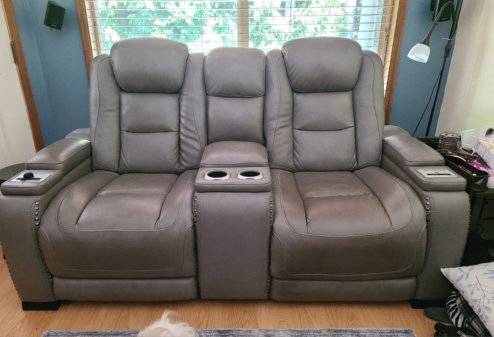 Reclining Loveseat. No Rips Or Holes. PENDING