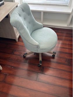 Tufted Upholstered Swivel Office Chair