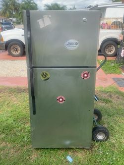 GE Refrigerator with Top Freezer