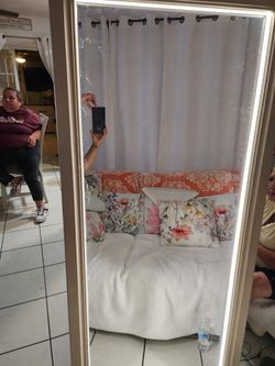 Lighted vanity mirror