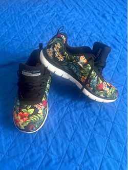Skechers size 5 1/2 like new