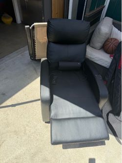 Vibrating recliner massage chair