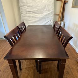 Great Table 4 Chairs