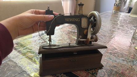 Decorative Antique Style Sewing Machine & Wooden Box