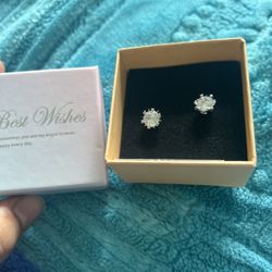1 Carat Snowflakes Moissanite Earrings (Shoot Me Offers. Willing To Negotiate)
