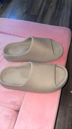 Size 10 men’s Yeezy slides good condition still
