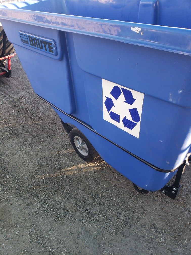Rubbermaid Utility Cart  Brute .tiltable 