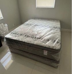 Queen mattress pillow top set with box spring (2pc - new)