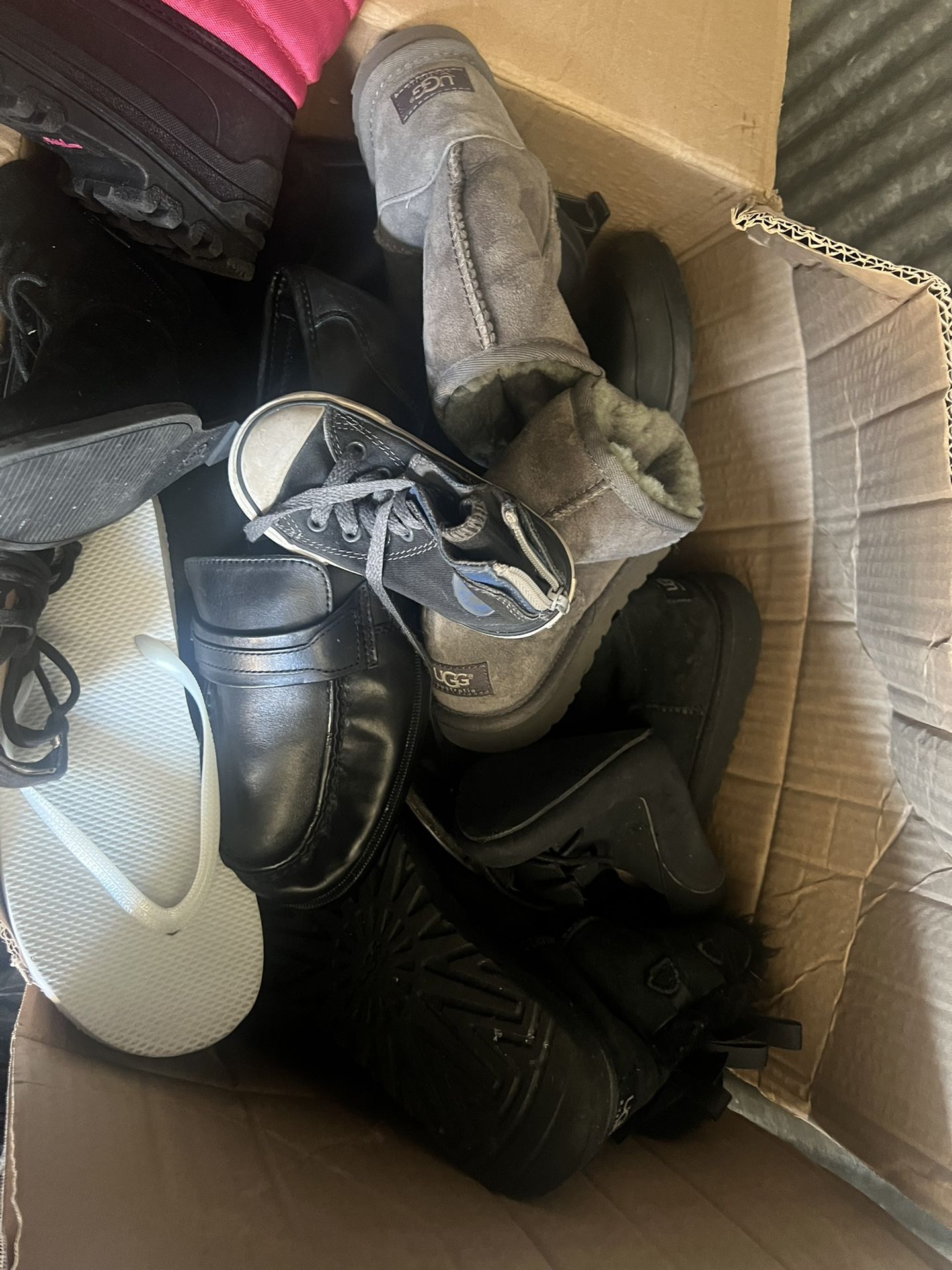 Good brand shoe box, contains more than 100 pairs of shoes