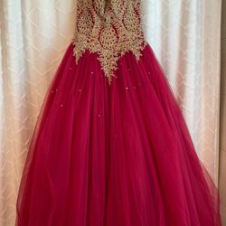 Red and Gold Quinceanera Dress With Petticoat In Excellent Condition 