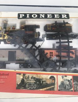 PIONEER Early American 18-Inch Railroad Track W Trains (Whistle & Working Headlight!)