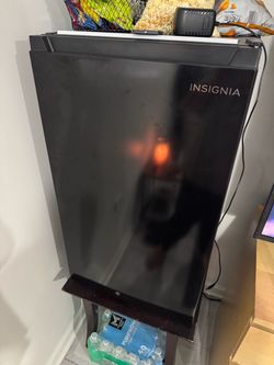 Mini fridge insignia 3.3 cu ft